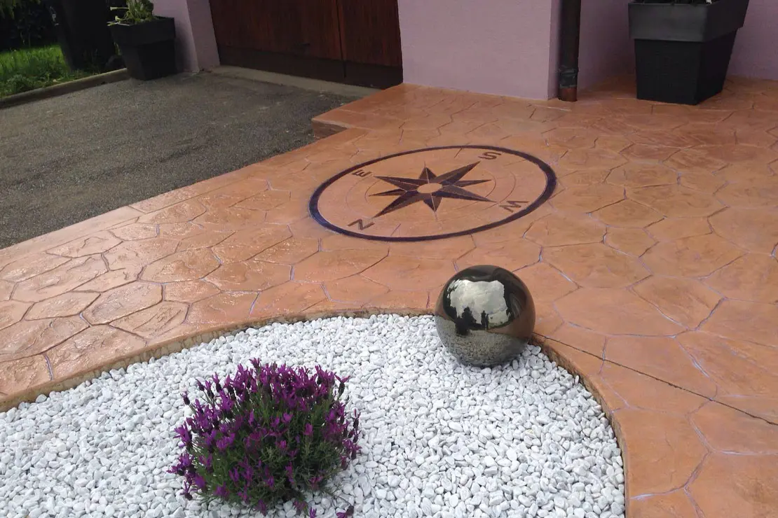 Brújula de hormigón impreso en el piso de una casa Brújula de hormigón impreso en el piso de una casa
